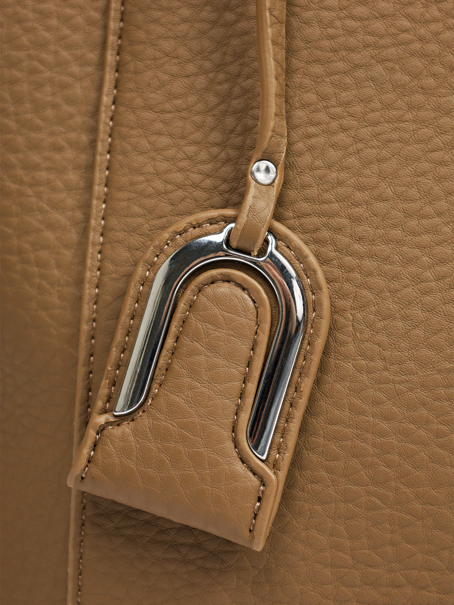 Сумка-тоут с декоративным брелком в ассортименте